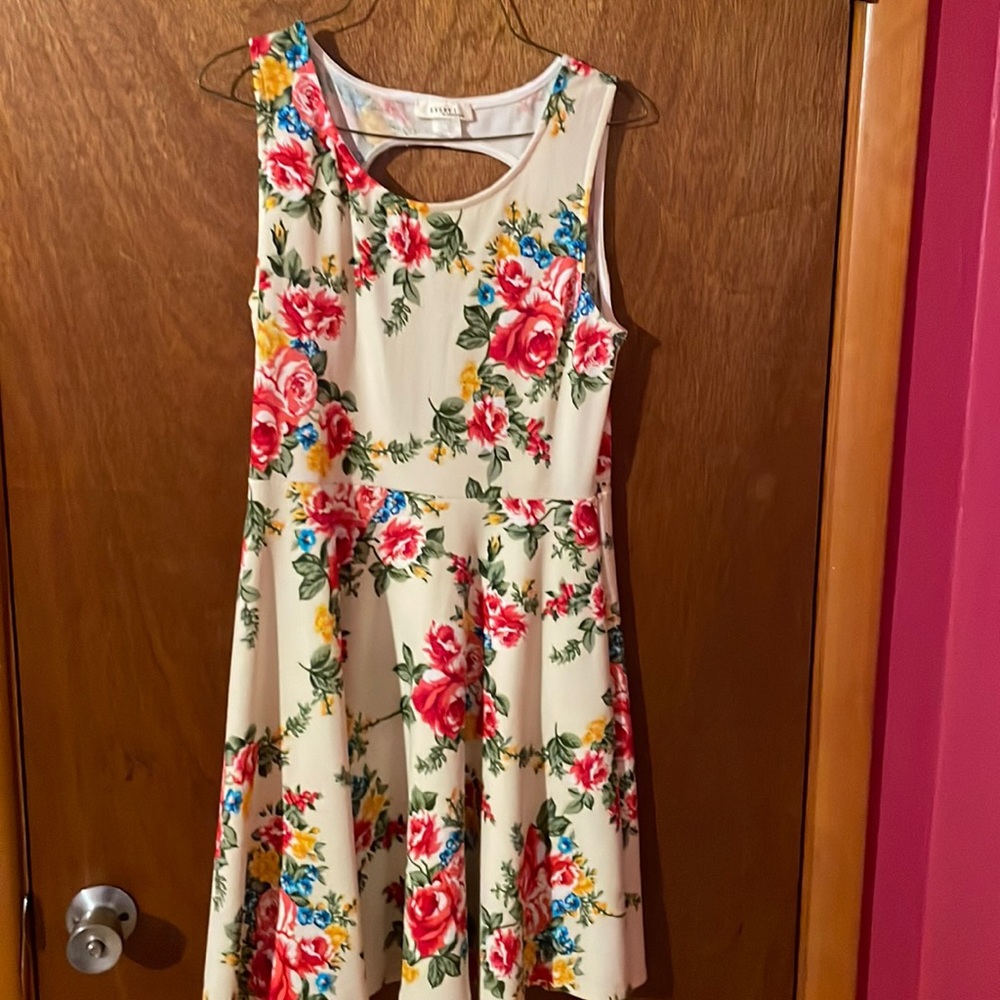 Flowered sleeveless dress opened back